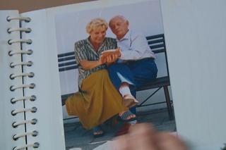 M jak miłość odc. 1689. Barbara (Teresa Lipowska), Lucjan (Witold Pyrkosz) na zdjęciu w albumie