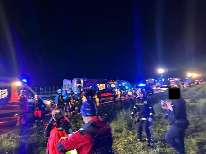 Wypadek autokaru wojskowego na autostradzie A4. Wielka akcja służb ratunkowych [ZDJĘCIA]