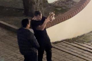 Daniel Martyniuk  skuty w kajdanki wyprowadzony z hotelu