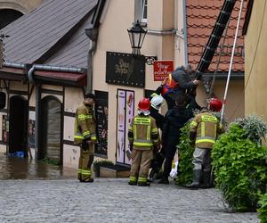 Dynamiczna sytuacja powodziowa. Rzeka Nysa Kłodzka zalała Kłodzko, 15 bm