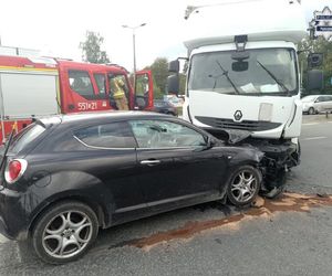 Kraksa na drodze krajowej. Kobieta w szpitalu po zderzeniu z ciężarówką