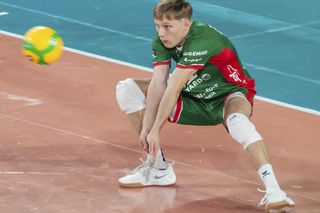 21-letni siatkarz w trakcie meczu nagle zasłabł. Przestało mu bić serce. Porażające sceny na oczach brata