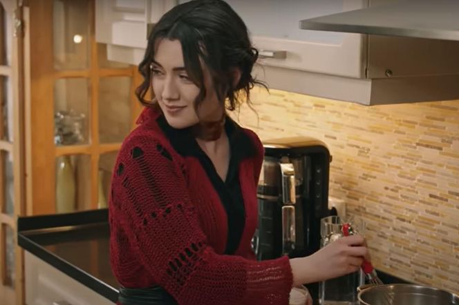 Zeynep i Ali przygotują tort dla Halila 