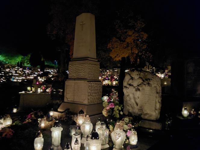 Dzień Zaduszny na starachowickich cmentarzach. Wyglądają wyjątkowo