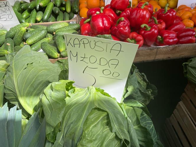Ceny warzyw i owoców na targu w Rzeszowie. Po ile młode ziemniaki, czy polskie truskawki? 