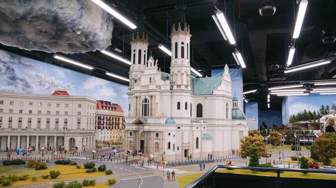 Warszawa. Mknące pociągi na gigantycznej makiecie. "Kolejkowo" przyciąga tłumy zwiedzających