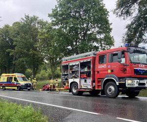 Wypadek w Gościeradowie Folwarku. Dwa auta wylądowały w rowie