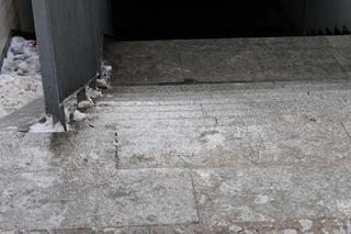 Tu zmarł 38-latek. Poślizgnął się na oblodzonym chodniku i uderzył głową o beton 