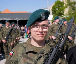 Ponad stu żołnierzy na Placu Solidarności w Olsztynie. Złożyli uroczystą przysięgę [ZDJĘCIA]