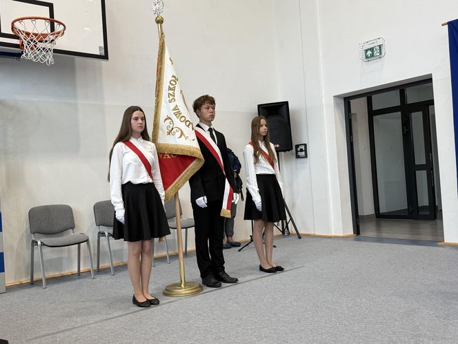 Pierwsza Dama uczciła z uczniami 100 lat od nadania imienia Stefana Batorego Szkole Podstawowej w Liwie