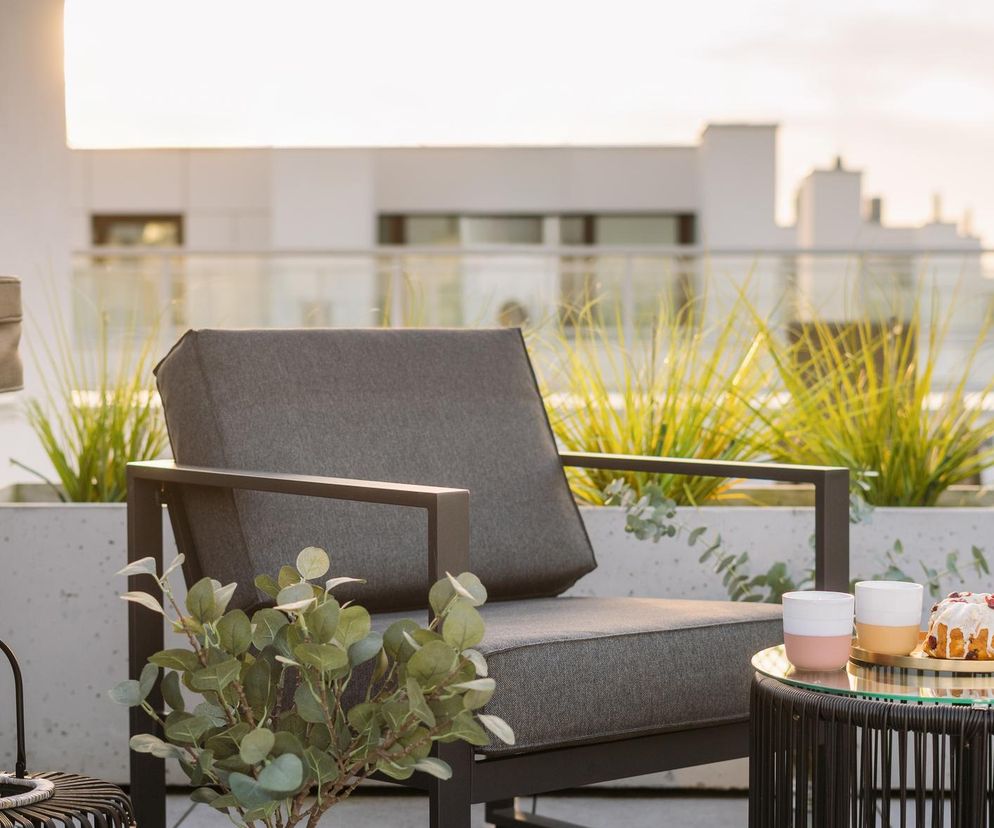 Minimalistyczny balkon. W 2025 roku wygrywa z estetyką boho i urban jungle
