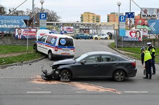 Zderzenie karetki z samochodem w Szczecinie. Dwie osoby ranne! 