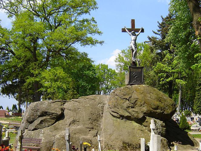 Trygław – głaz narzutowy na cmentarzu w Tychowie