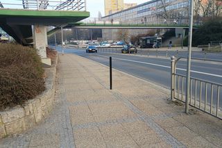 Samotny słupek na ul. Staszica