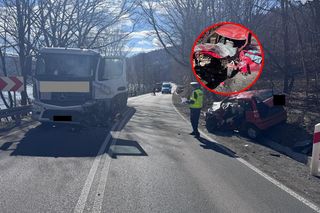 Auto 33-latki wbiło się w nadjeżdżającą ciężarówkę. Z auta została miazga