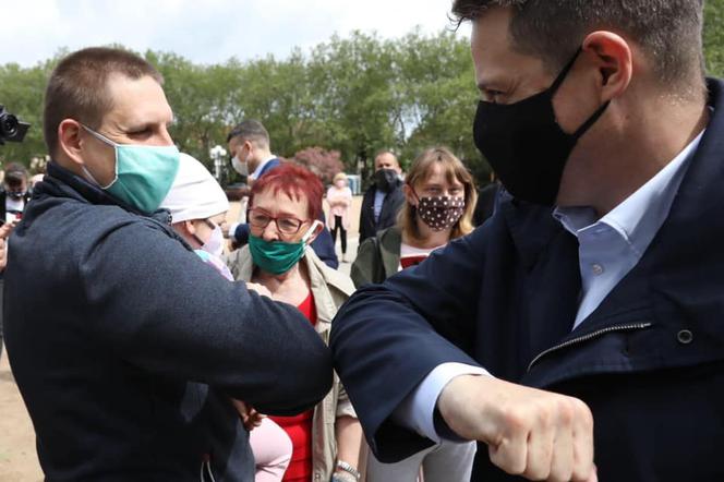 Trzaskowski nie przestrzega rządowych obostrzeń