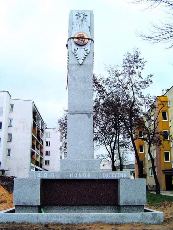 Zburzony i odbudowany!  Pomnik Niepodległości w Starachowicach