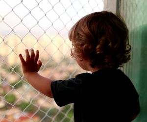 Bezpieczny balkon dla dzieci. Zabawa pod kontrolą