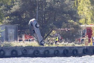 Akcja wydobycia samochodu z Kanału Piastowskiego w Świnoujściu