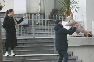 Krzysztof Diablo Włodarczyk wyskoczył nad polskie morze z ukochaną córeczką i partnerką