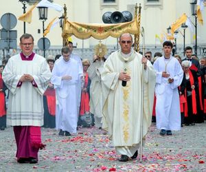 Prymas w Boże Ciało: spójrzcie na Chrystusa! Zbliżcie się do Niego!