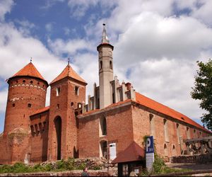 To jeden z najpiękniejszych zabytków Mazur. Według legend, tam straszy