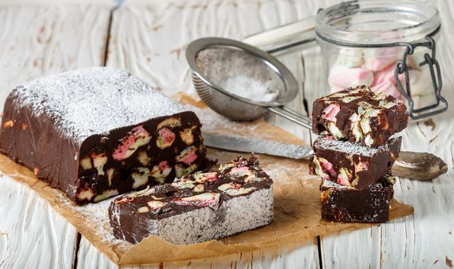 Blok kakaowy z piankami marshmallows - obłędnie słodki deser z niespodzianką