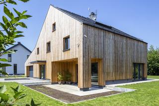 Dom w stylu skandynawskim - nowoczesny, z drewnianą elewacją