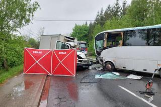 Wypadek śmiertelny pod Krakowem. Autokar zderzył się z dostawczakiem
