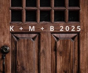 Co piszemy na drzwiach KMB czy CMB? Ten błąd u Polaków to chleb powszedni!