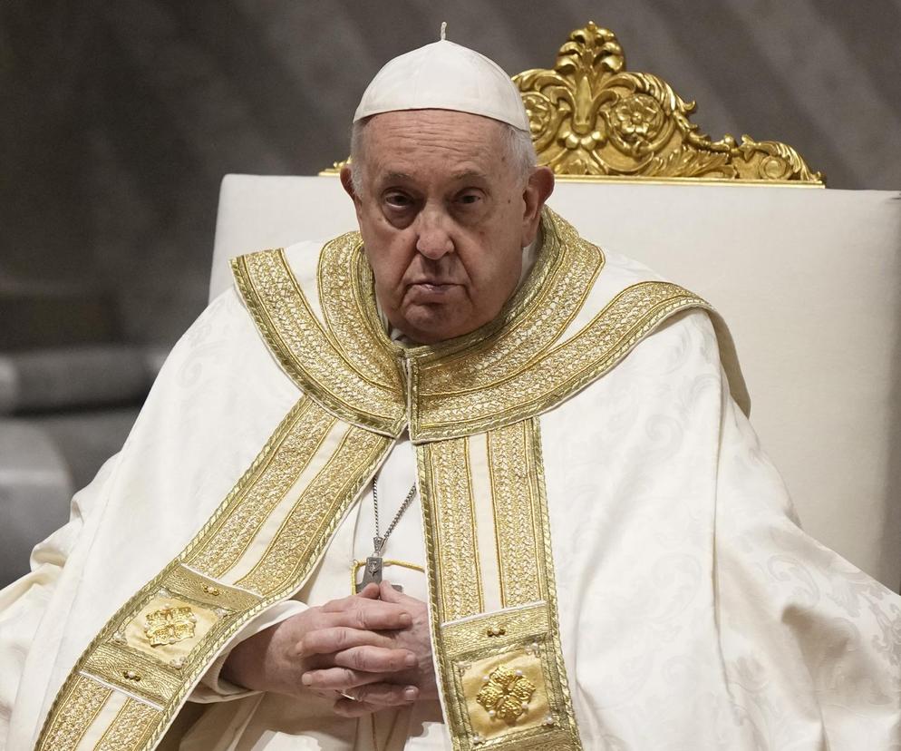 Włoski ksiądz ekskomunikowany! Nazwał papieża Franciszka jednym strasznym słowem
