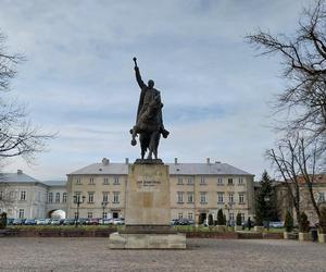 Pałac Zamoyskich czeka na inwestora. Budynek wymaga rewitalizacji