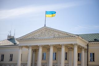Wojna na Ukrainie. Na warszawskim ratuszu zawisła flaga Ukrainy