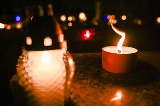 Popcorn i maskotki przed cmentarzem. „We łbach się poprzewracało”