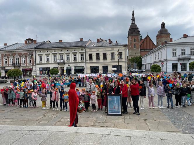 Happening na Rynku na otwarcie Tygodnia Bibliotek w Nowym Sączu