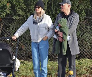 Krzysztof Ibisz z rodziną na spacerze