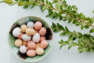 Wielkanoc 2022 - jak naturalnie farbować jajka? Proste i szybkie sposoby