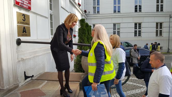 Pracownicy sanepidu w Bydgoszczy wyszli na ulice i zaprotestowali! [ZDJĘCIA]