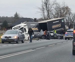 Broszków: Na DK-2 zderzyły się dwie ciężarówki i osobówka. Droga zablokowana!