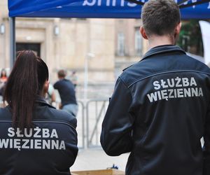 Matka w kajdankach na pogrzebie. Służba Więzienna przyznaje się do błędu. Konsekwencje służbowe