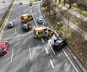 Kluczowa droga w Warszawie zablokowana. Poważny wypadek na Wisłostradzie