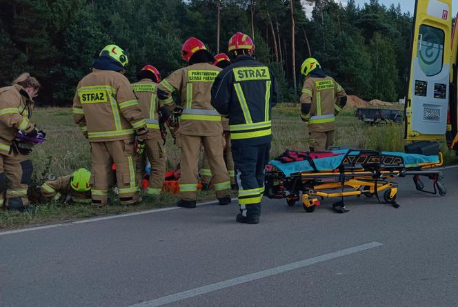 Szedł z córeczką poboczem, wjechało w nich auto