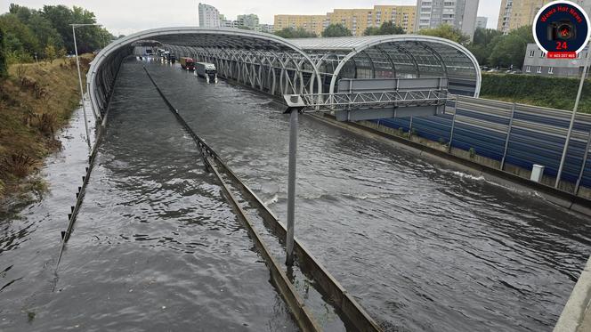 Warszawa. Pływające auta w Ursusie, zatopione po dachy!