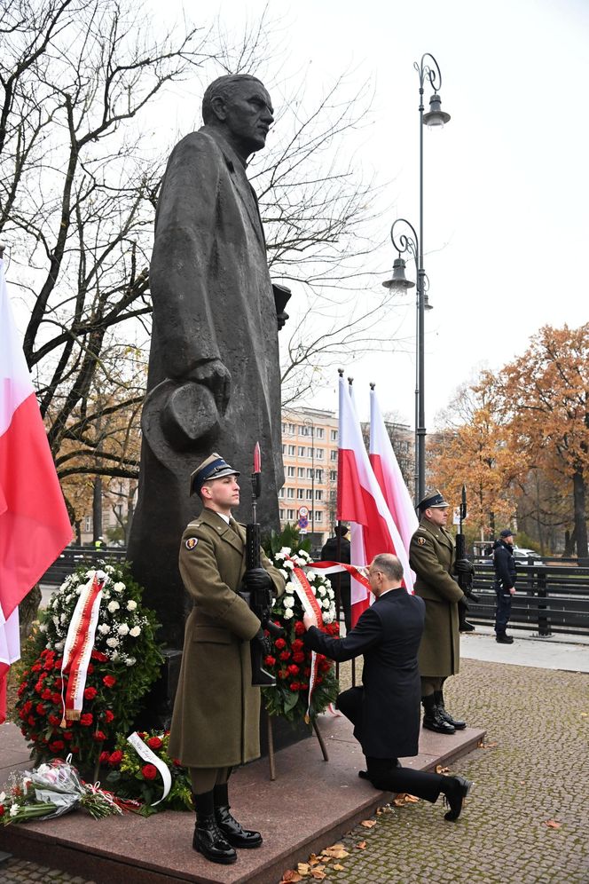 Warszawa. Prezydent Andrzej Duda złożył wieńce przed pomnikami Ojców Niepodległości