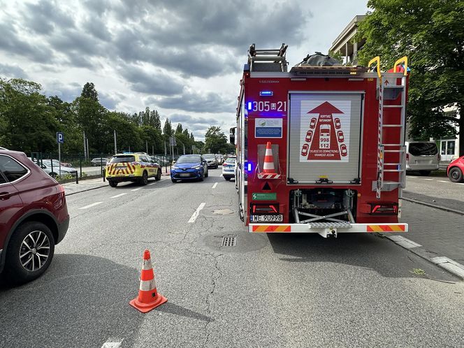 Motocyklista zderzył się z oplem i walnął w forda. Poważny wypadek na Pradze-Północ kont. Warszawa