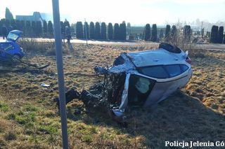 Wypadek 22-latka i jego pasażerki. Zdjęcia przerażają