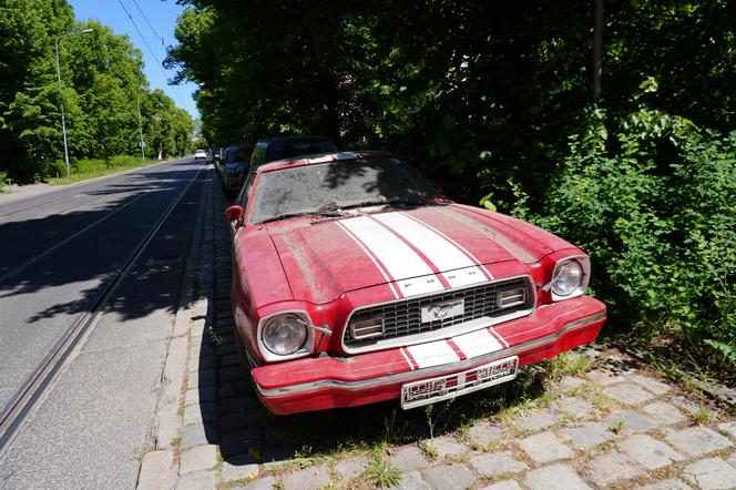 Porucony Ford Mustang przy ulicy Wołyńskiej w Poznaniu