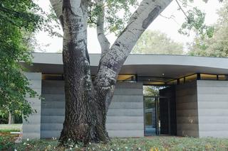 Otwarto Izbę Pamięci przy Cmentarzu Powstańców Warszawy. To nowa realizacja pracowni Bujnowski Architekci