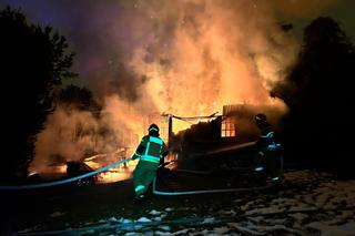 Kłęby dymu na Bielanach. Domek letniskowy stanął w płomieniach. Ranny mężczyzna