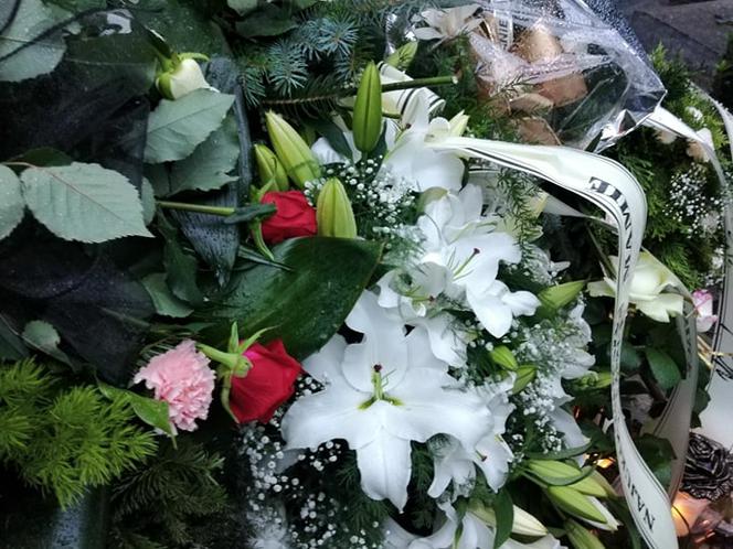 Tragedia w Salisbury. Zamordowane kobiety pochowane w Tarnowie. Grobu nie widać spod kwiatów